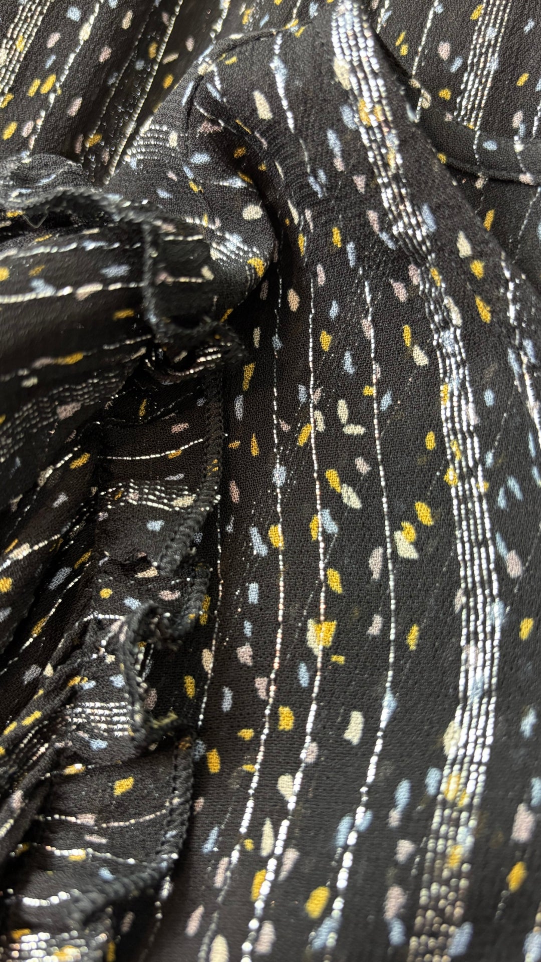 Blouse translucide à motifs argent et or InWear, taille 10. Vue de près du tissu.