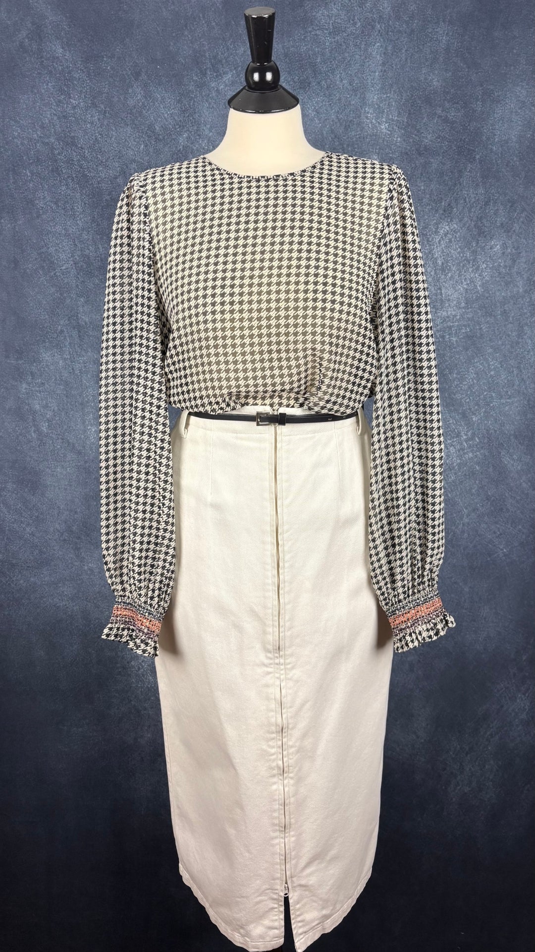 Blouse translucide pied-de-poule noir et beige avec détails ruchés Scotch & Soda, taille medium. Vue de l'agencement avec la jupe crème Harly Jae.