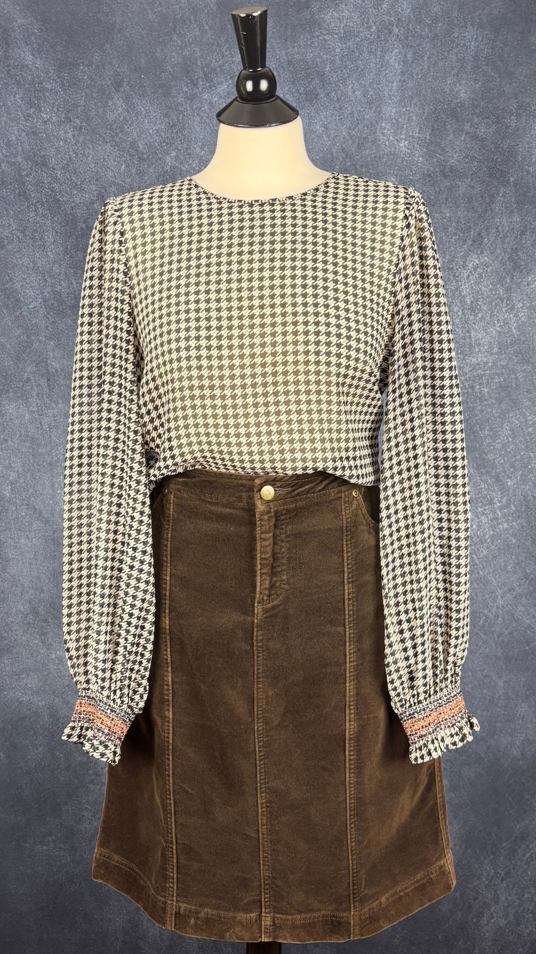 Blouse translucide pied-de-poule noir et beige avec détails ruchés Scotch & Soda, taille medium. Vue de l'agencement avec la jupe en velours moka Tristan & Iseut.