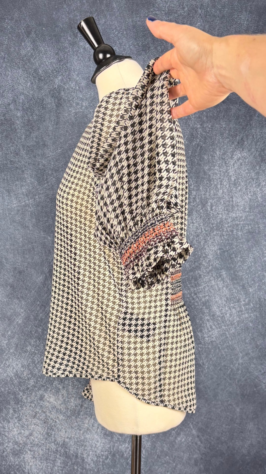 Blouse translucide pied-de-poule noir et beige avec détails ruchés Scotch & Soda, taille medium. Vue de côté, manche relevée.