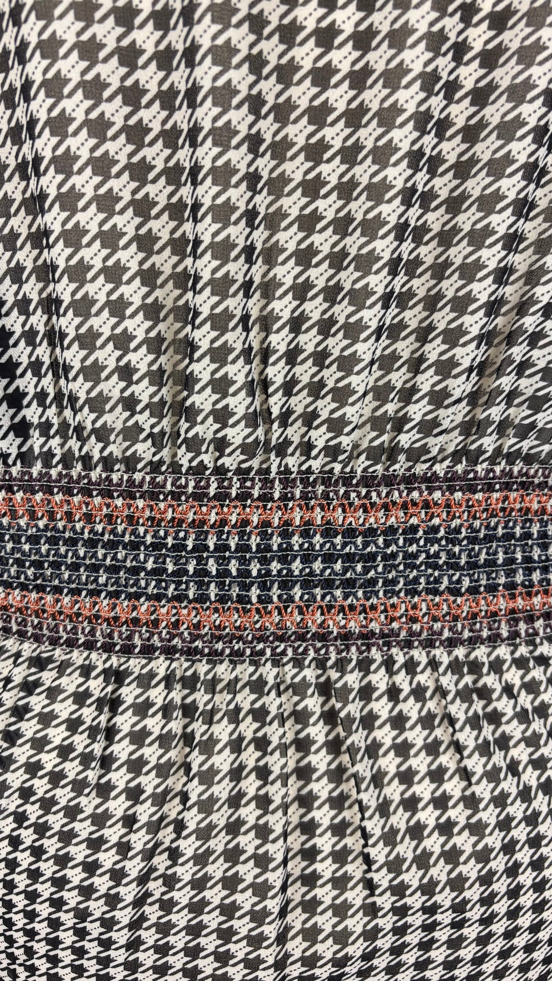 Blouse translucide pied-de-poule noir et beige avec détails ruchés Scotch & Soda, taille medium. Vue de près du ruché au dos.