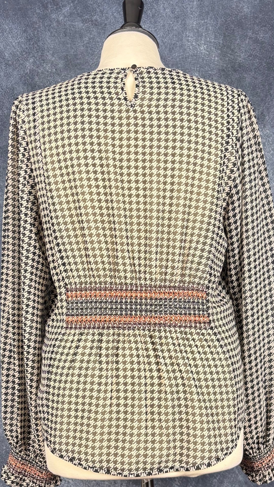 Blouse translucide pied-de-poule noir et beige avec détails ruchés Scotch & Soda, taille medium. Vue de dos.