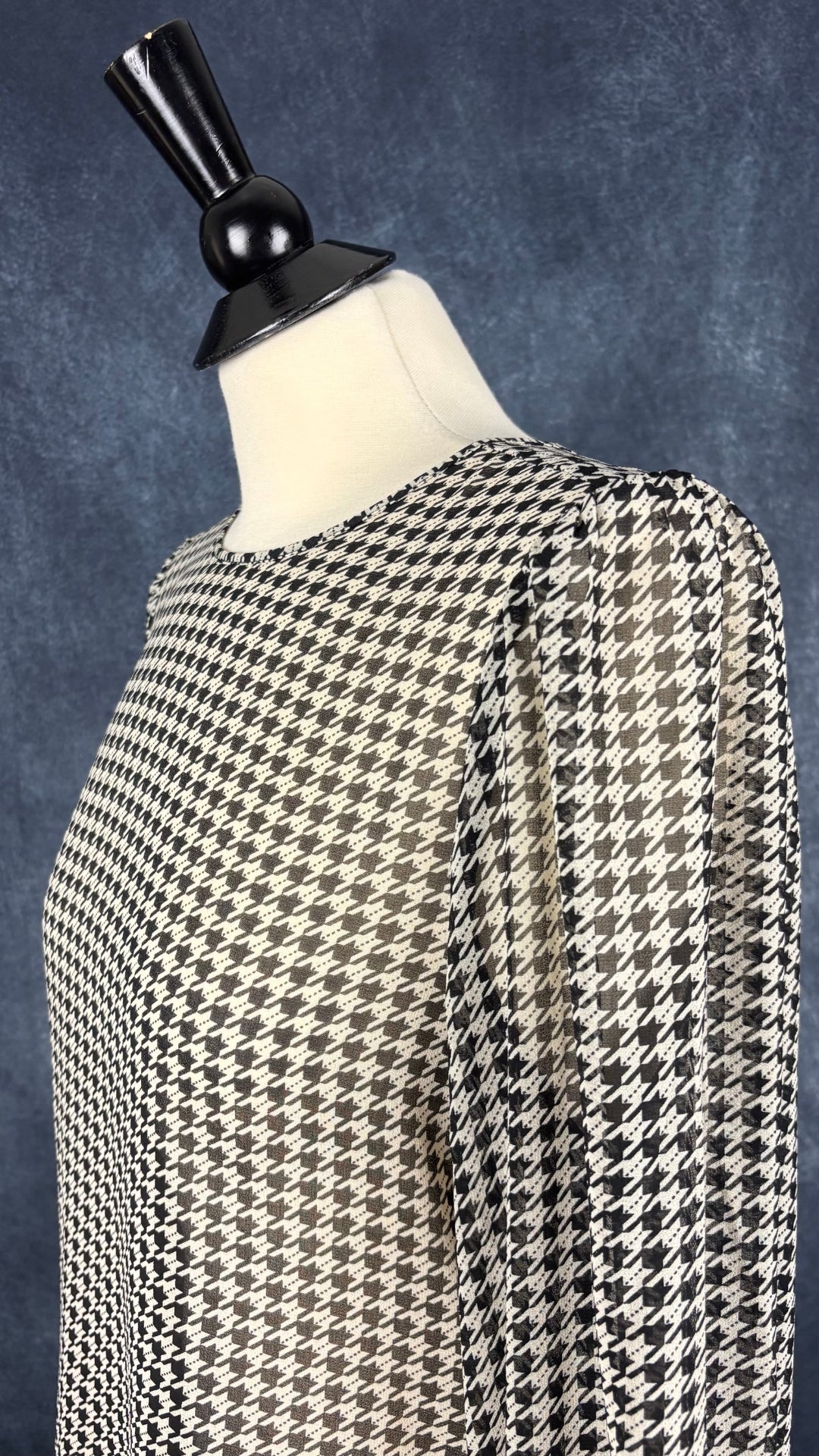 Blouse translucide pied-de-poule noir et beige avec détails ruchés Scotch & Soda, taille medium. Vue de l'encolure.