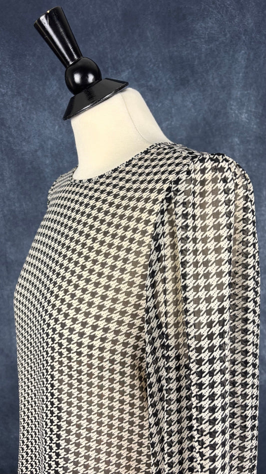 Blouse translucide pied-de-poule noir et beige avec détails ruchés Scotch & Soda, taille medium. Vue de l'encolure.