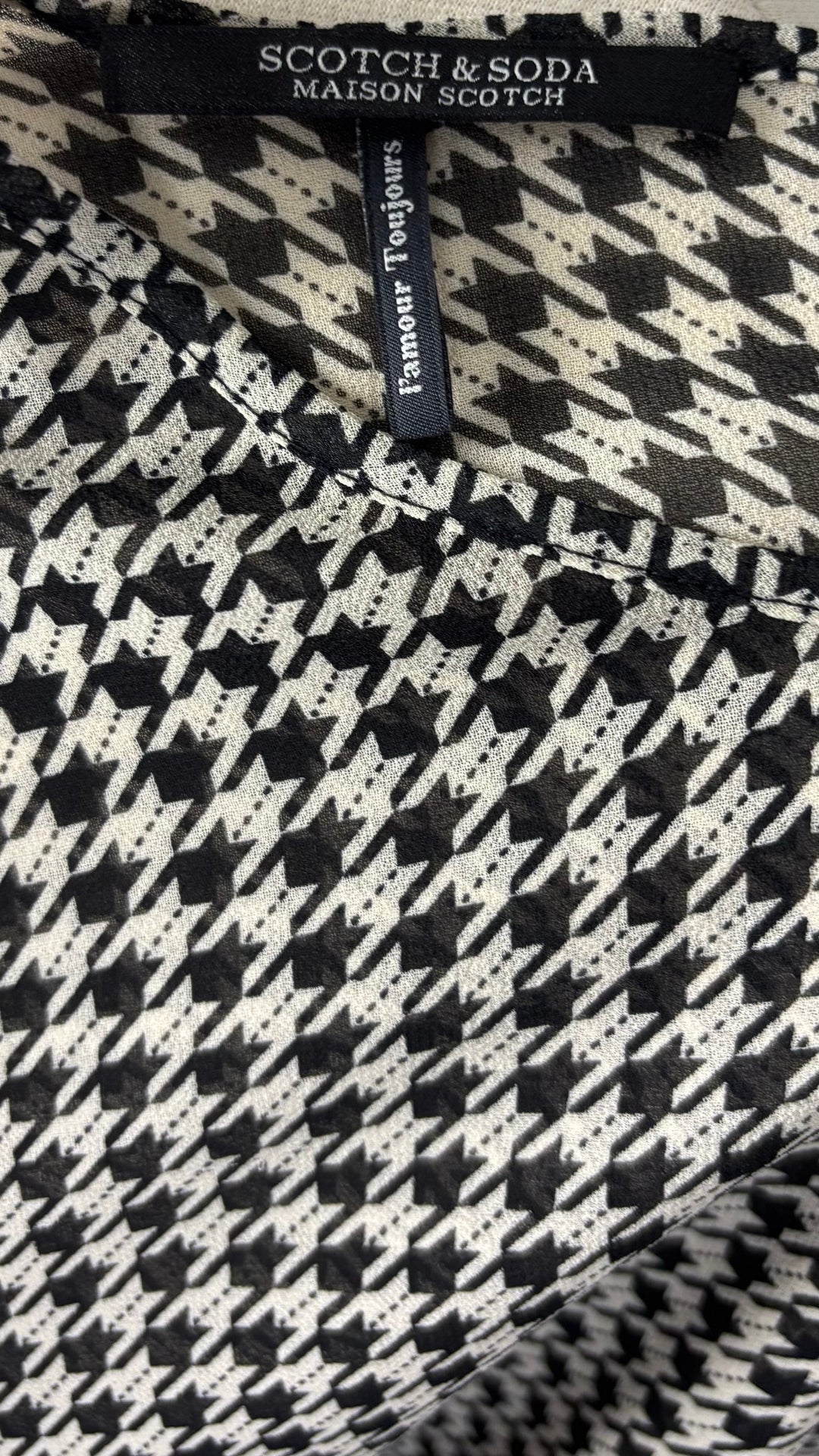 Blouse translucide pied-de-poule noir et beige avec détails ruchés Scotch & Soda, taille medium. Vue de l'étiquette.