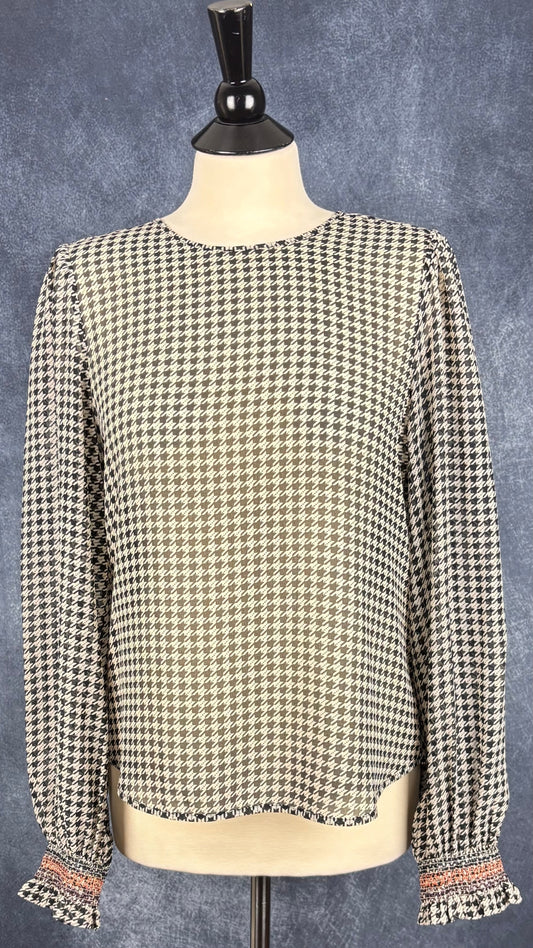 Blouse translucide pied-de-poule noir et beige avec détails ruchés Scotch & Soda, taille medium. Vue de face.