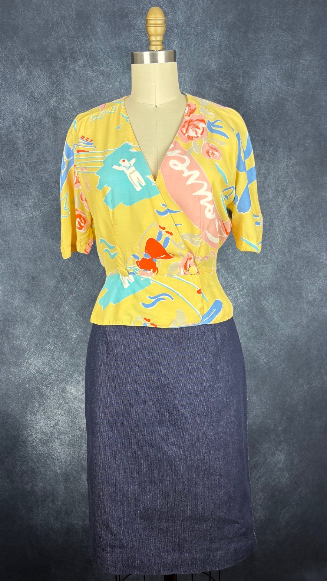 Blouse vintage jaune doux et motifs estivaux Gerard Darel, taille 36 (small). Vue de l'agencement avec la jupe en denim foncé Judith & Charles.