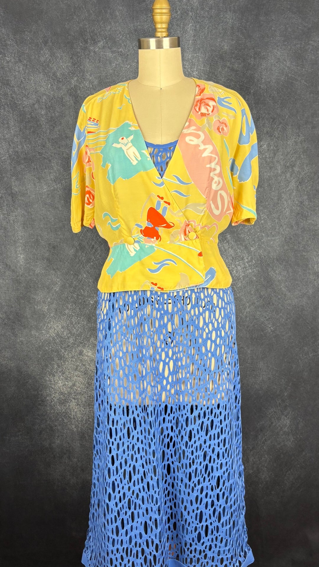 Blouse vintage jaune doux et motifs estivaux Gerard Darel, taille 36 (small). Vue de l'agencement avec la robe de plage Shan.
