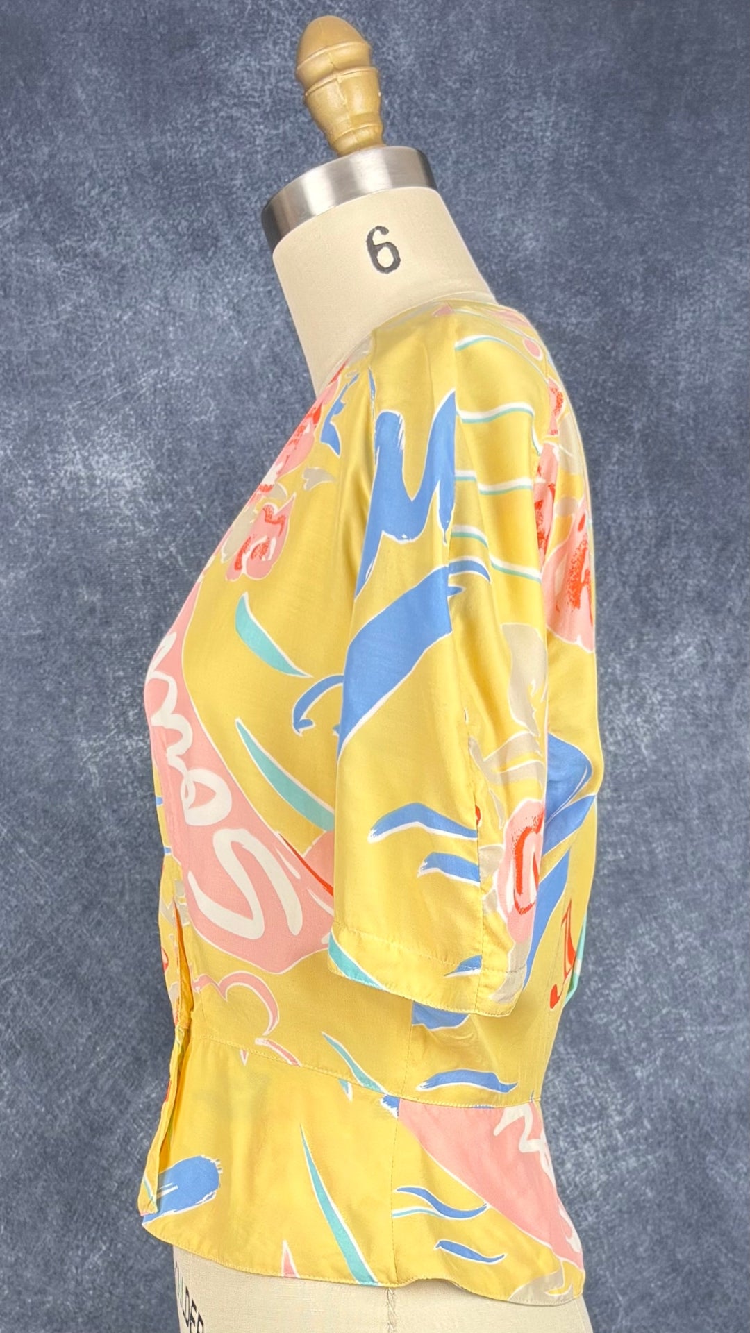 Blouse vintage jaune doux et motifs estivaux Gerard Darel, taille 36 (small). Vue de côté.