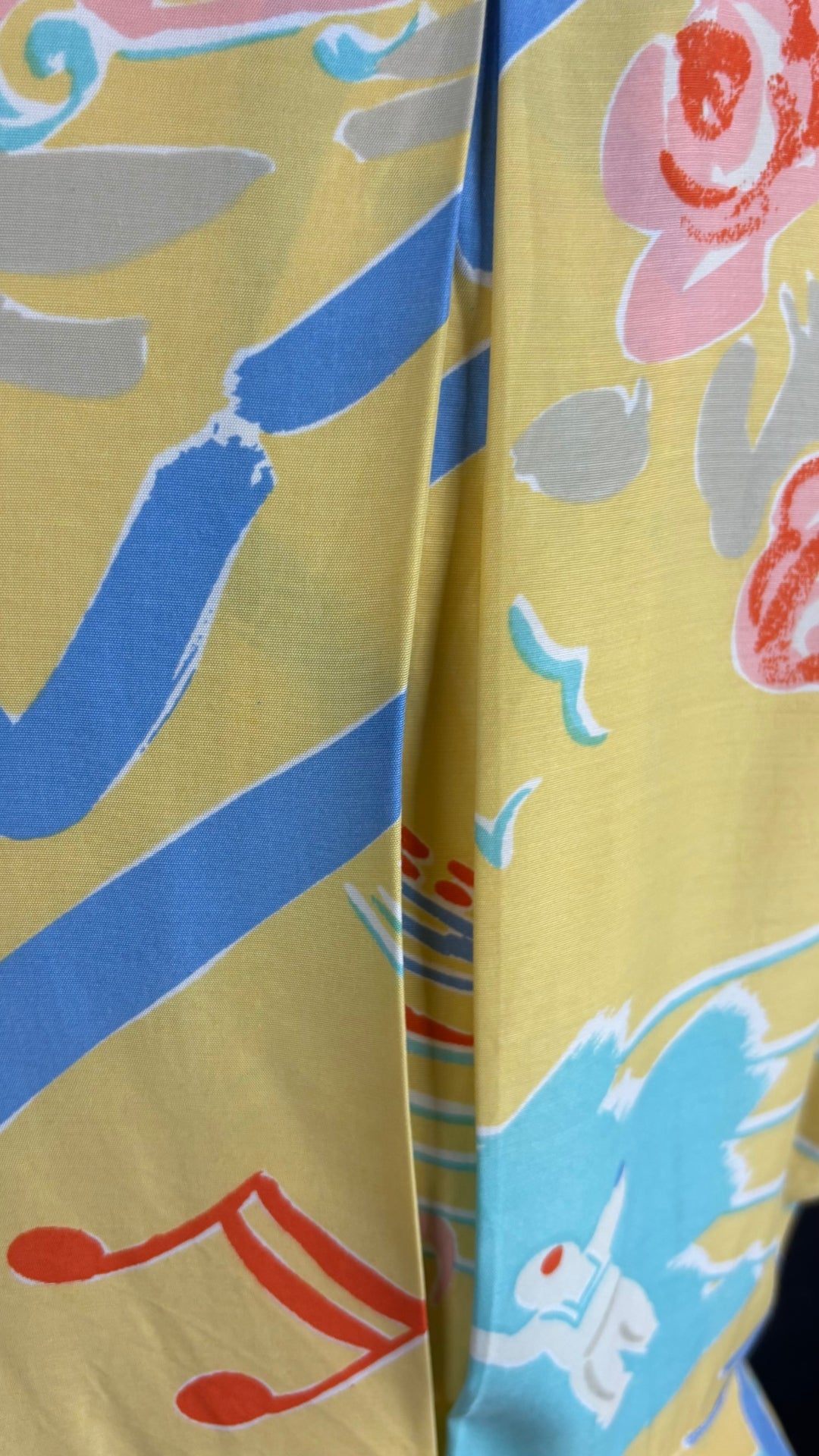 Blouse vintage jaune doux et motifs estivaux Gerard Darel, taille 36 (small). Vue de près du pli d'aisance au dos.
