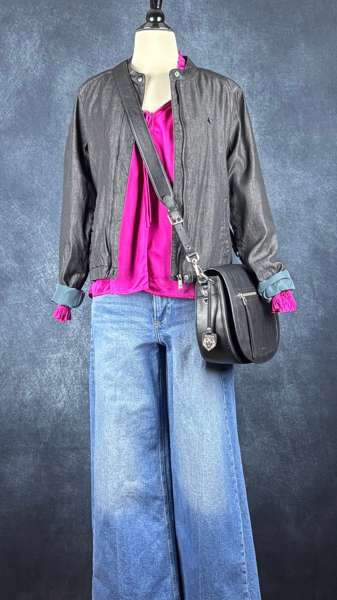 Blouson en chambray charcoal avec doublure fleurie Ragwear, taille small. Vue de l'agencement avec le jeans à jambe large Gap, la blouse fuchsia Suncoo et le sac en cuir noir Rudsak.