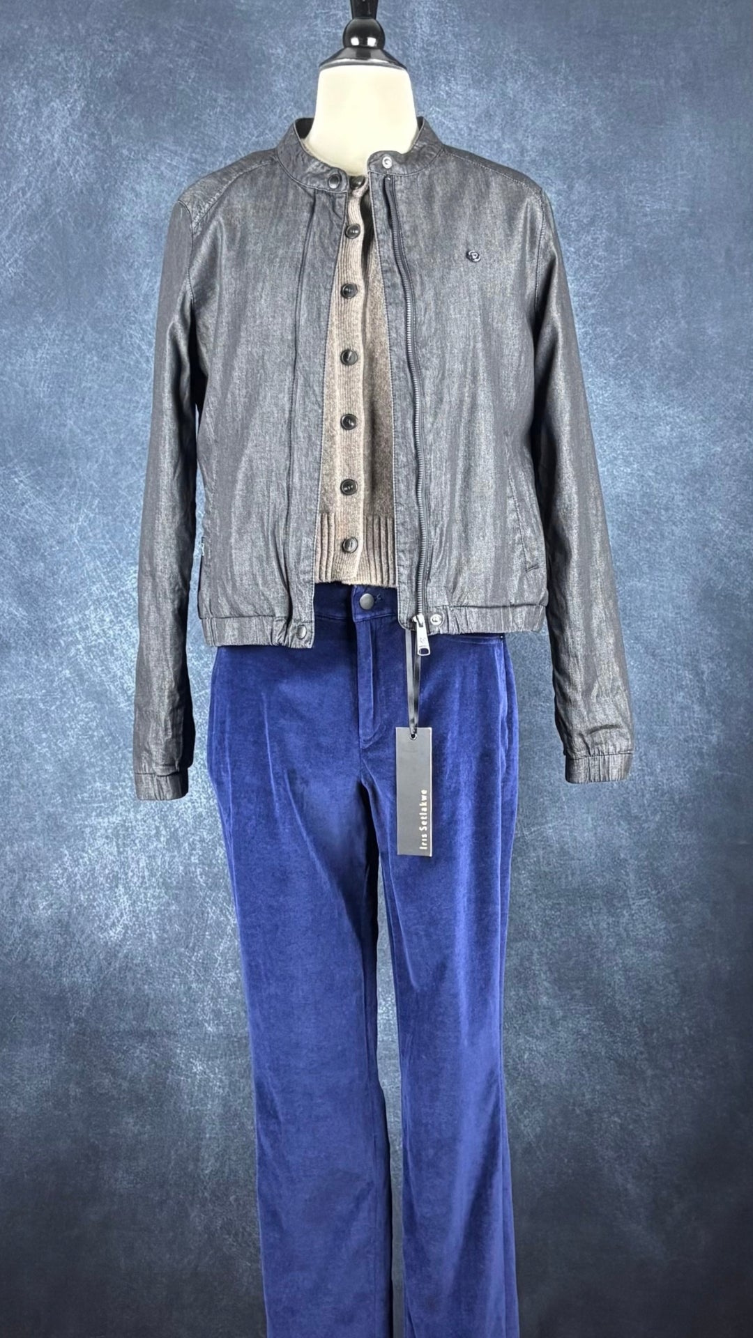 Blouson en chambray charcoal avec doublure fleurie Ragwear, taille small. Vue de l'agencement avec le pantalon en velours bleu Iris Setlakweet le cardigan taupe Cos.