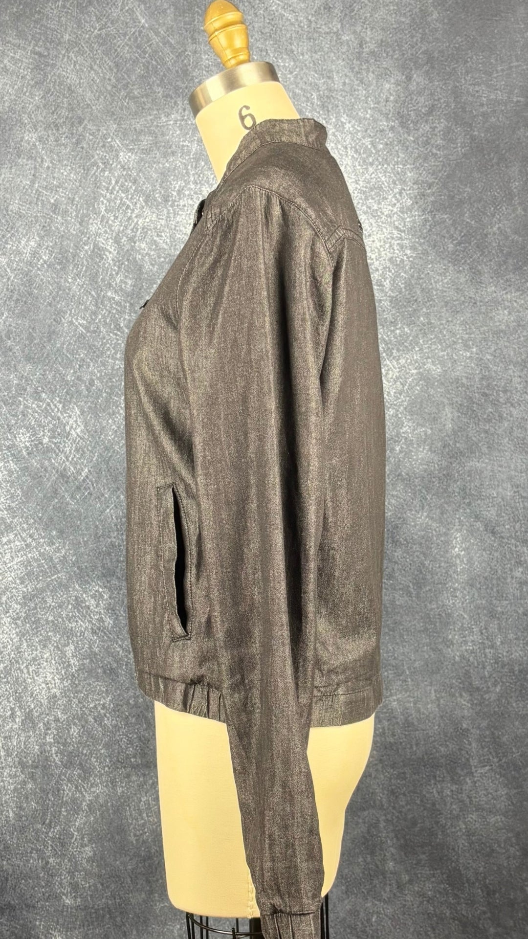 Blouson en chambray charcoal avec doublure fleurie Ragwear, taille small. Vue de côté.