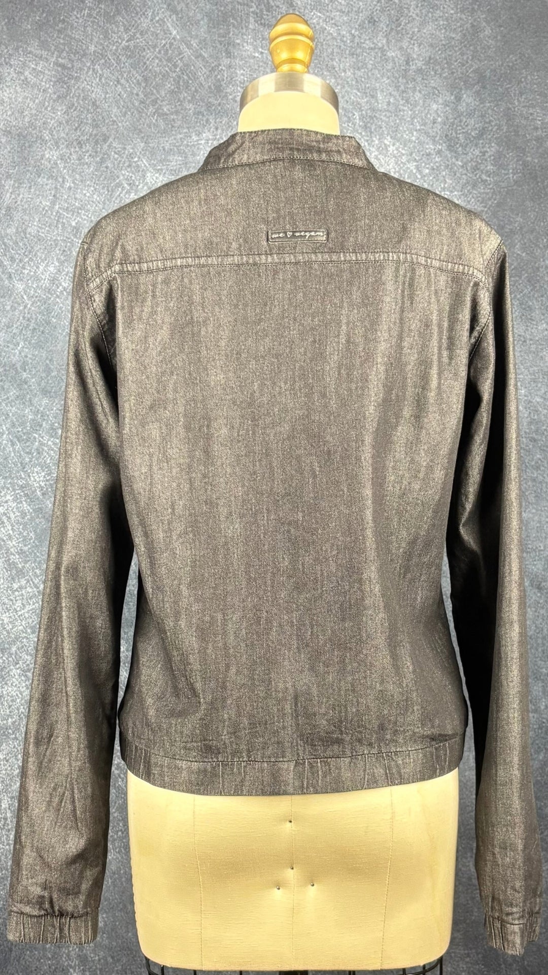 Blouson en chambray charcoal avec doublure fleurie Ragwear, taille small. Vue de dos.