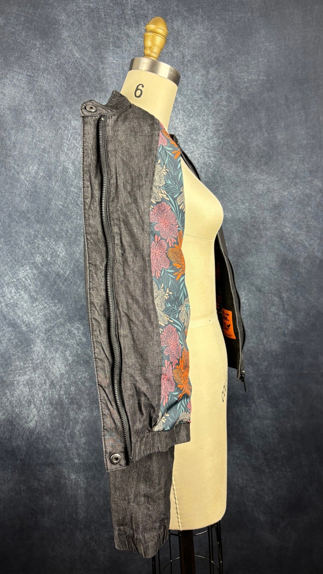 Blouson en chambray charcoal avec doublure fleurie Ragwear, taille small. Vue de l'intérieur de la veste.