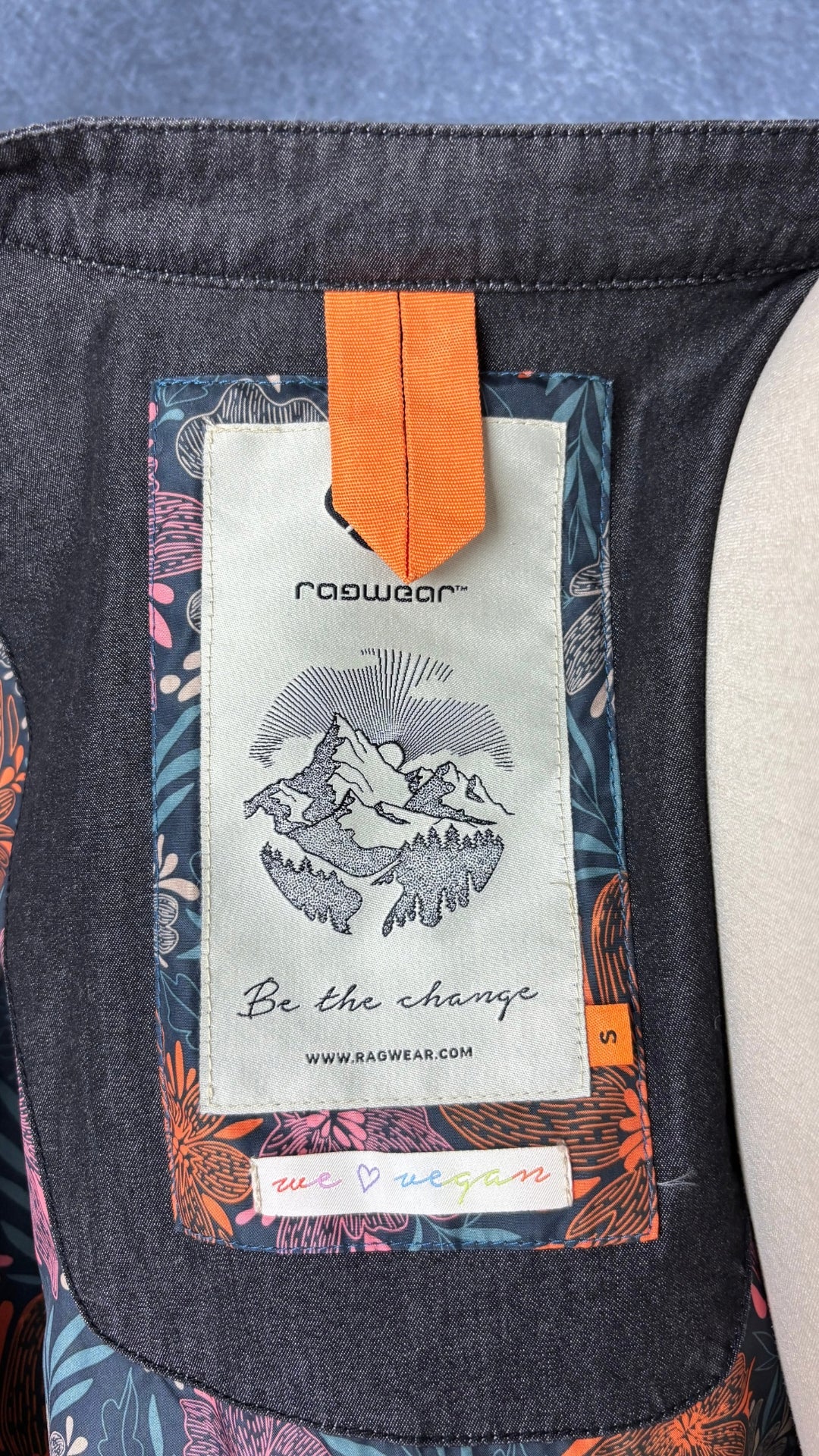 Blouson en chambray charcoal avec doublure fleurie Ragwear, taille small. Vue de l'étiquette.