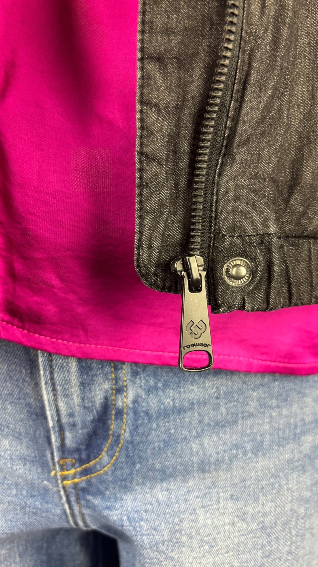 Blouson en chambray charcoal avec doublure fleurie Ragwear, taille small. Vue de près de l'agencement avec le jeans Gap et la blouse Suncoo.