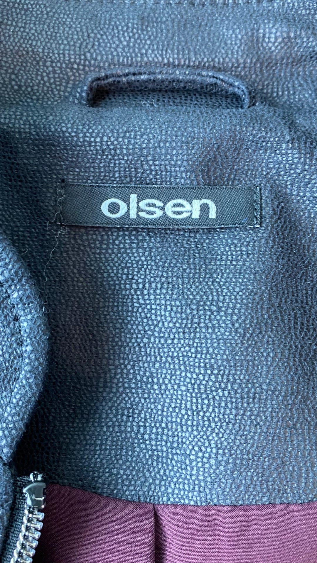 Blouson style aviateur extensible Olsen, taille large. Vue de l'étiquette de marque.