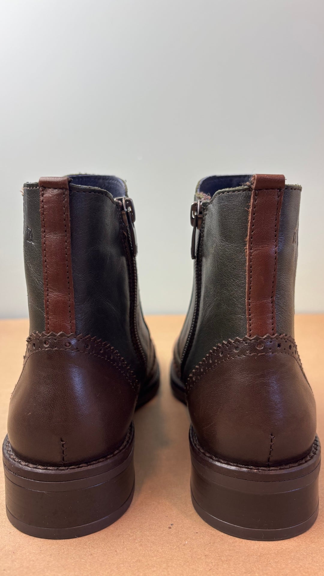 Bottillon en cuir Oxford de la marque Dorking, modèle Tierre, taille 36 (6). Vue des talons.