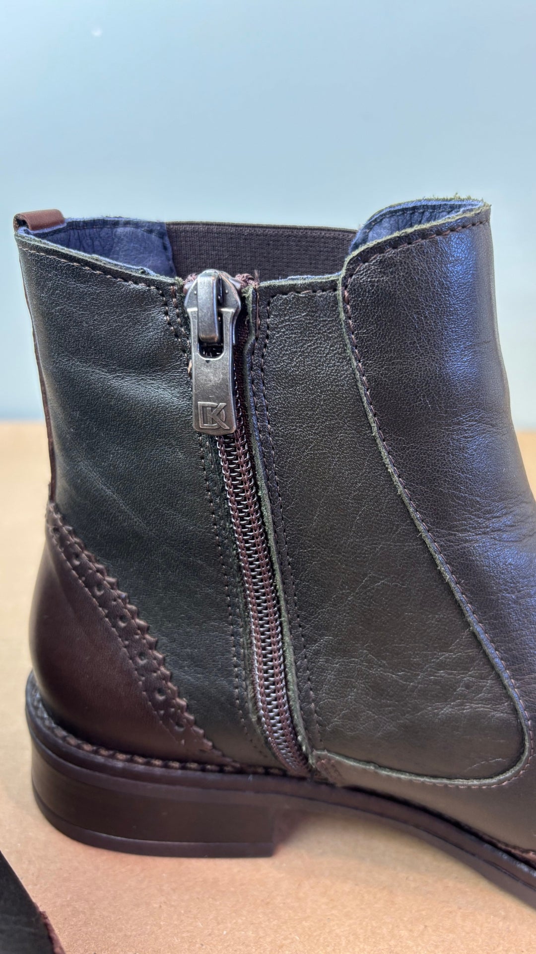 Bottillon en cuir Oxford de la marque Dorking, modèle Tierre, taille 36 (6). Vue de la fermeture à glissière sur la face interne de la botte.