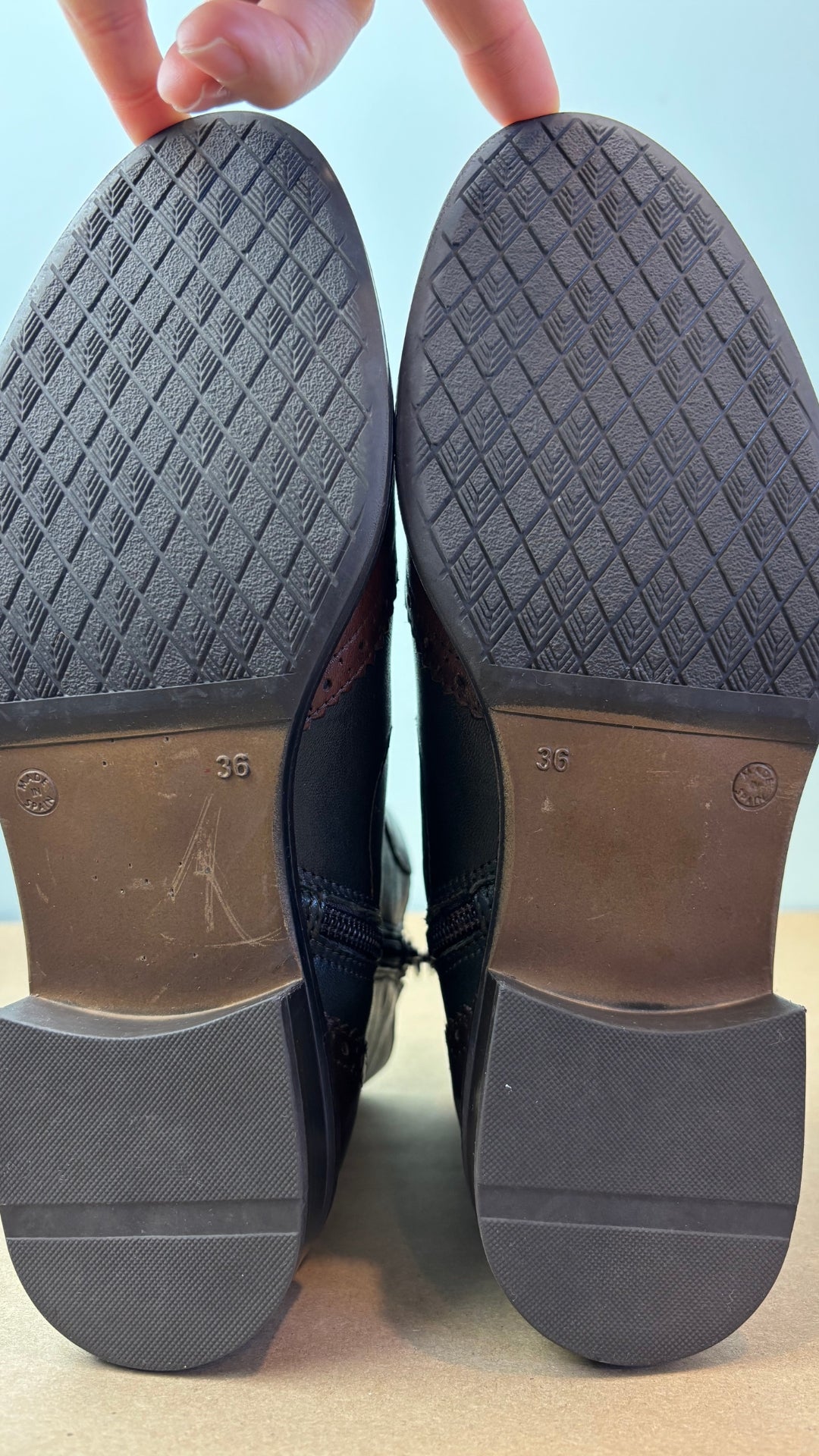 Bottillon en cuir Oxford de la marque Dorking, modèle Tierre, taille 36 (6). Vue des semelles.