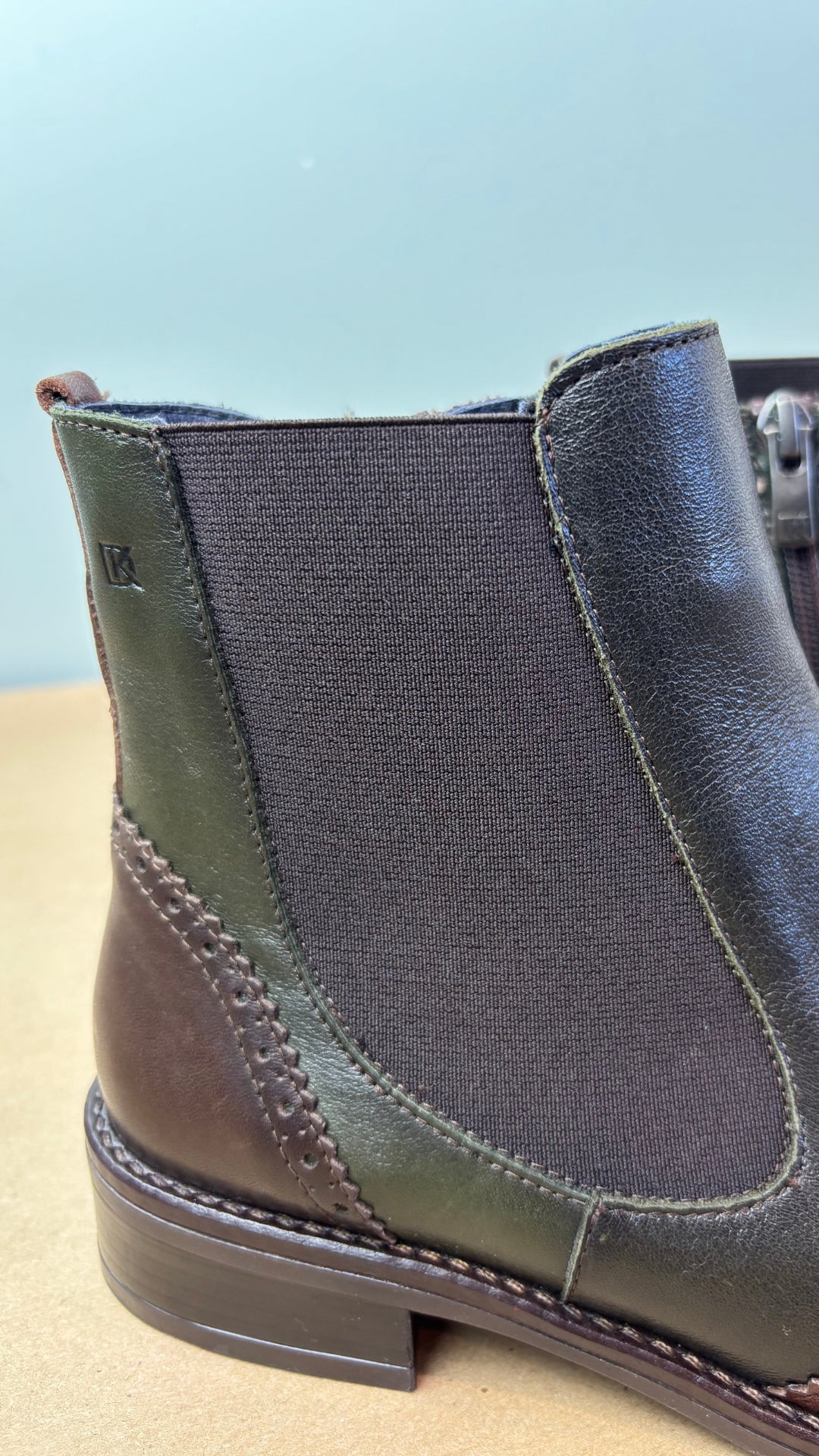 Bottillon en cuir Oxford de la marque Dorking, modèle Tierre, taille 36 (6). Vue de la bande élastique au niveau de la cheville.