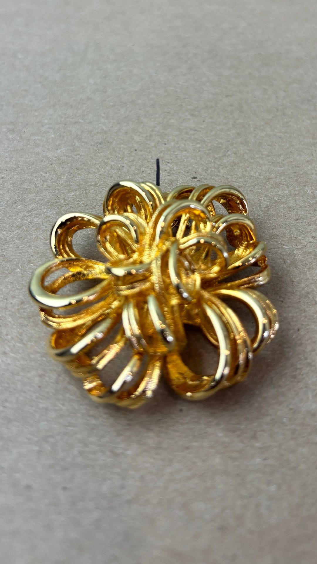 Broches vintage variées dorées - modèle #1, vue en angle