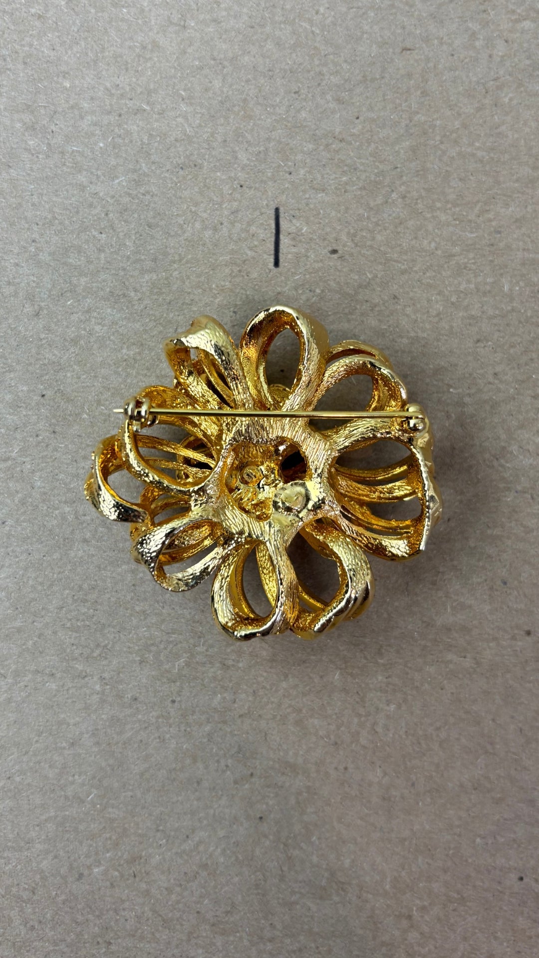 Broches vintage variées dorées - modèle #1, vue de dessous