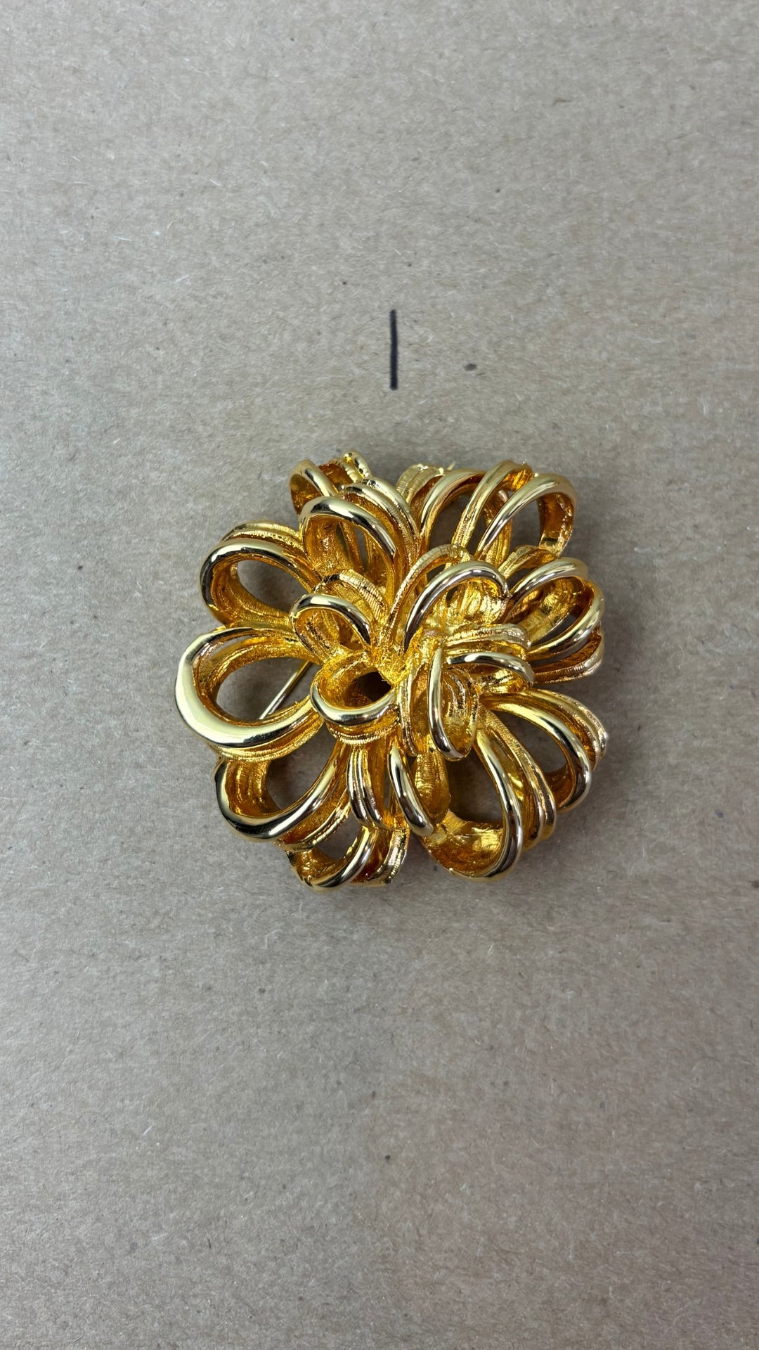 Broches vintage variées dorées - modèle #1, vue de dessus.