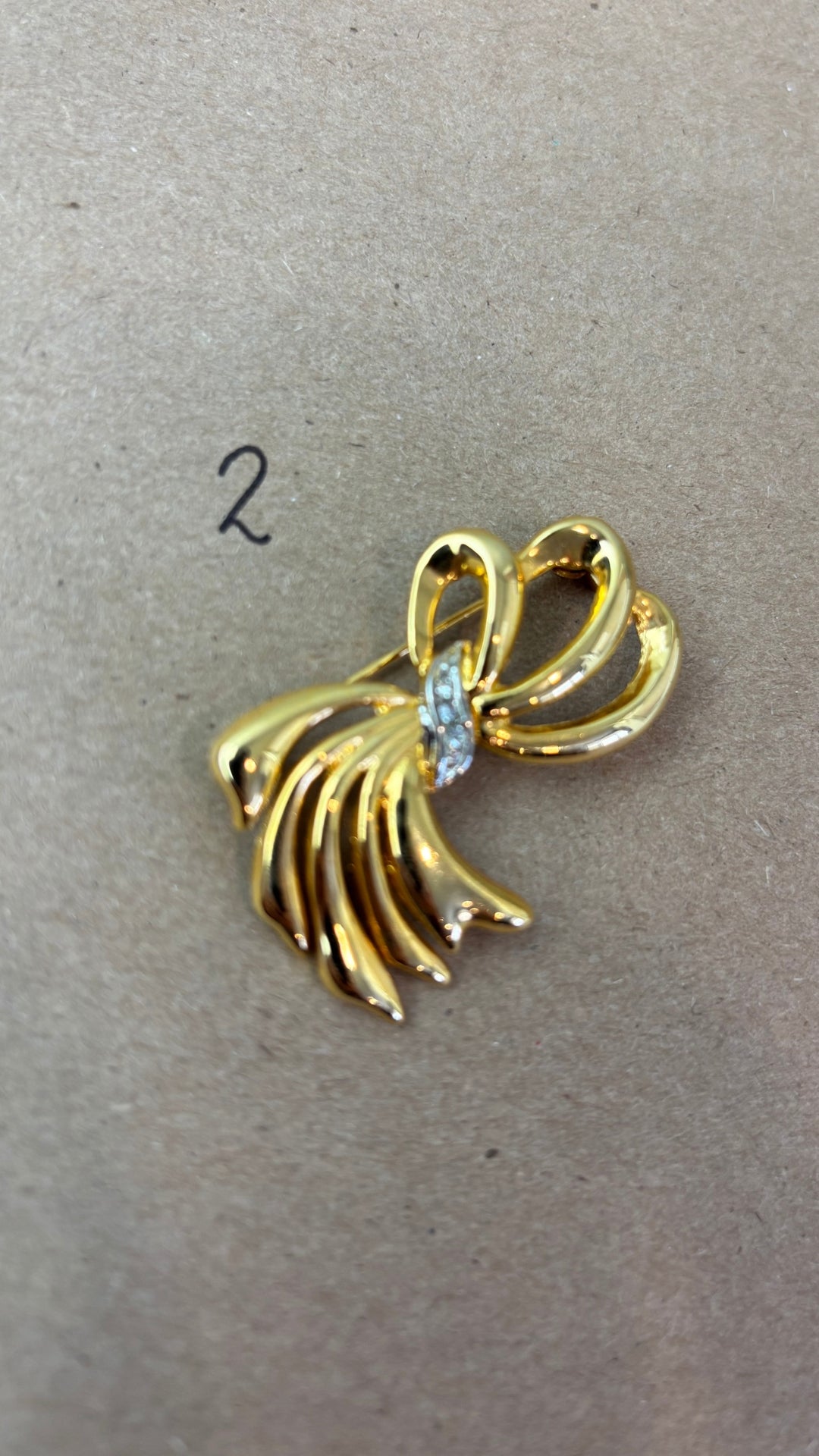 Broches vintage variées dorées - modèle #2, vue en angle.