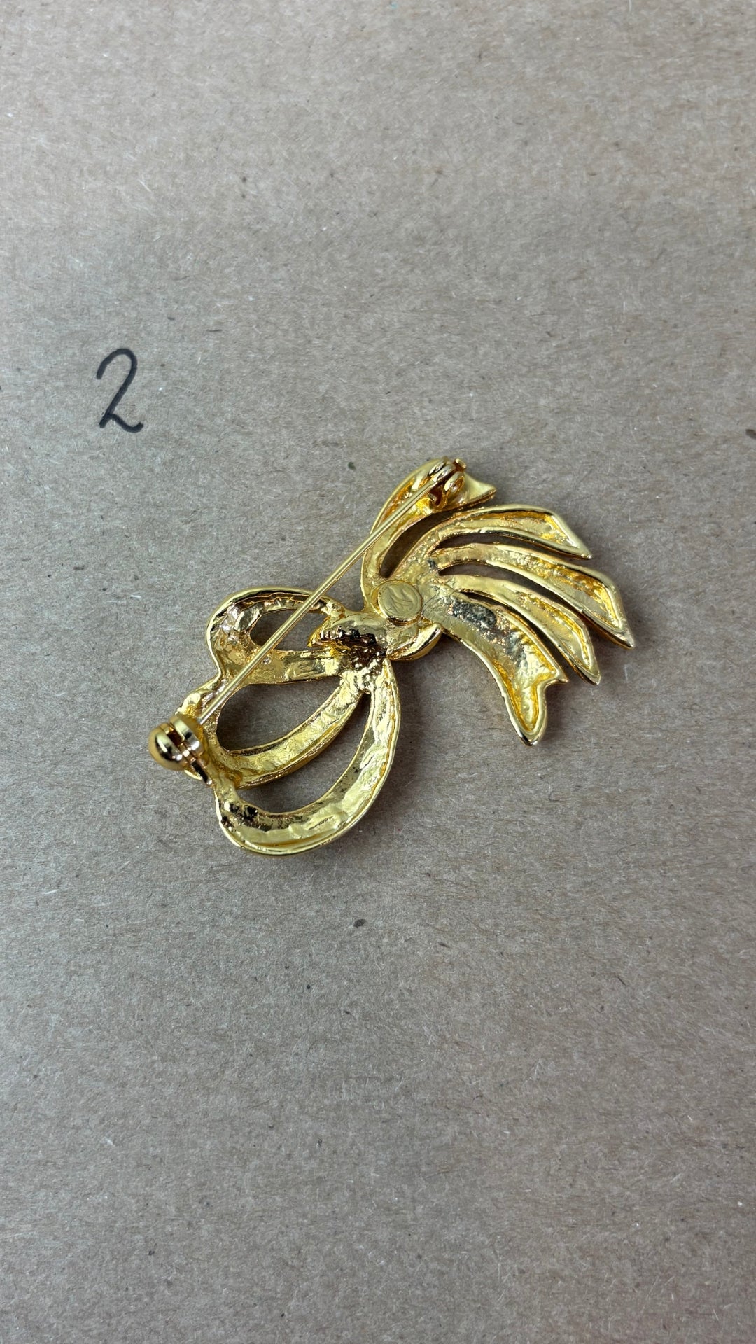 Broches vintage variées dorées - modèle #2, vue de dessous.