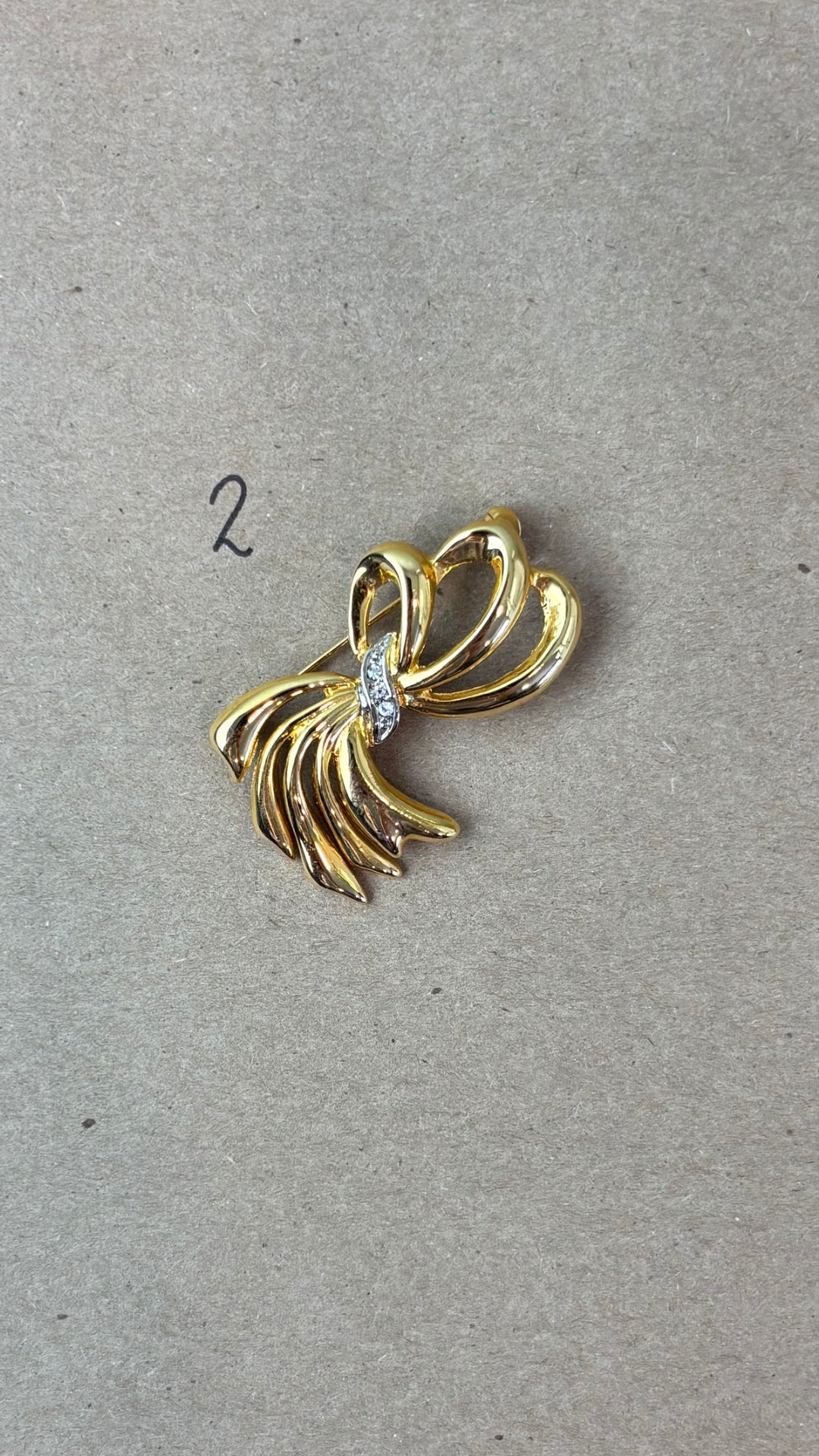 Broches vintage variées dorées - modèle #2, vue de dessus.