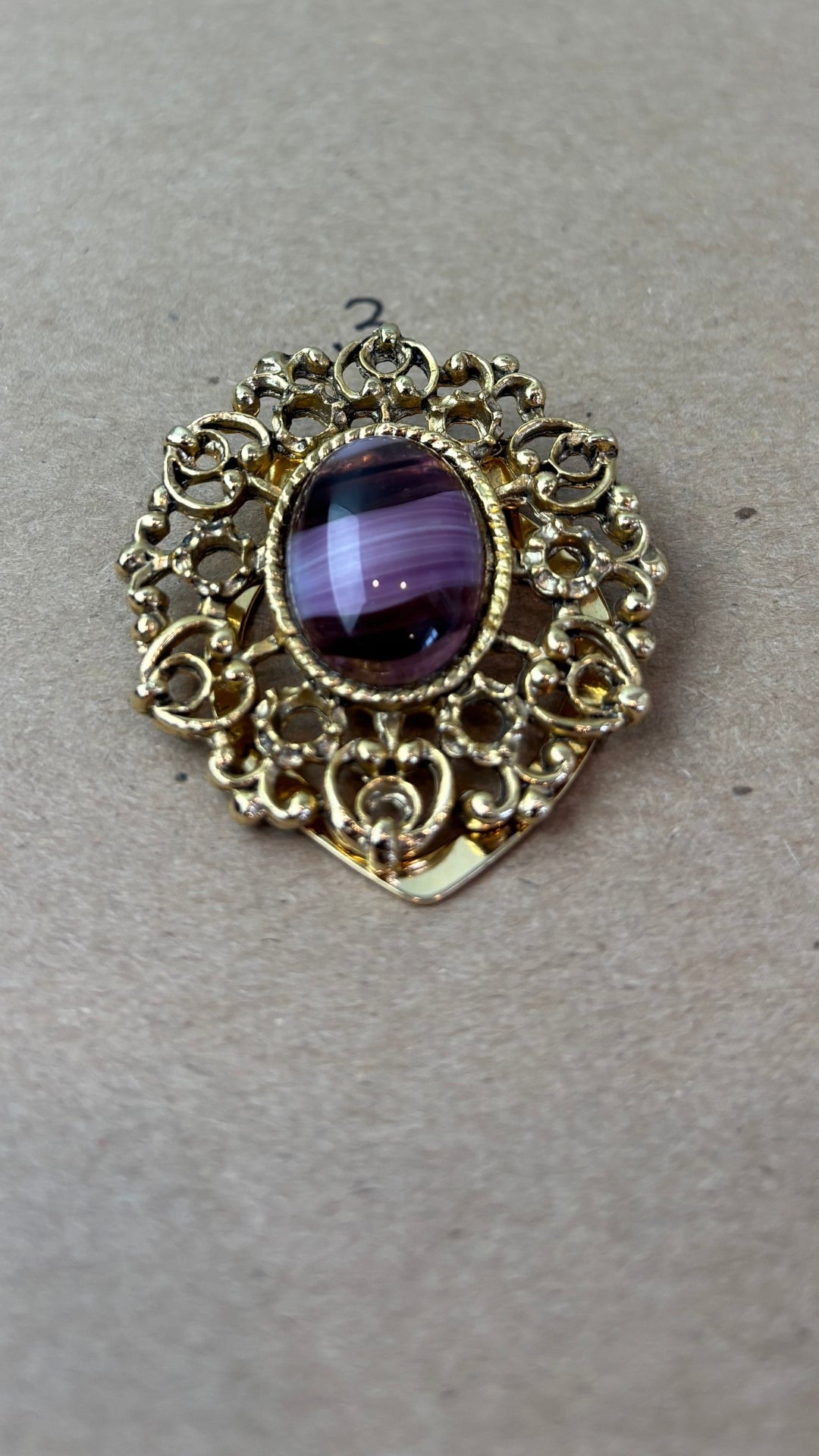 Broches vintage variées dorées - modèle #3, vue en angle.