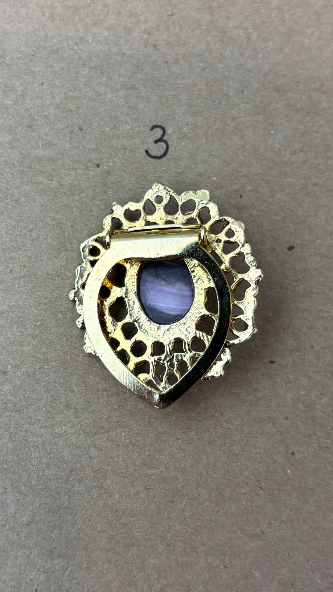 Broches vintage variées dorées - modèle #3, vue de dessous.