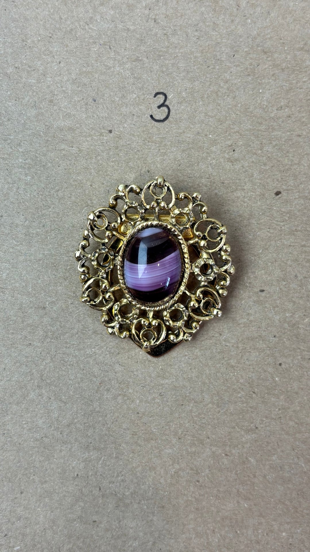 Broches vintage variées dorées - modèle #3, vue de dessus.