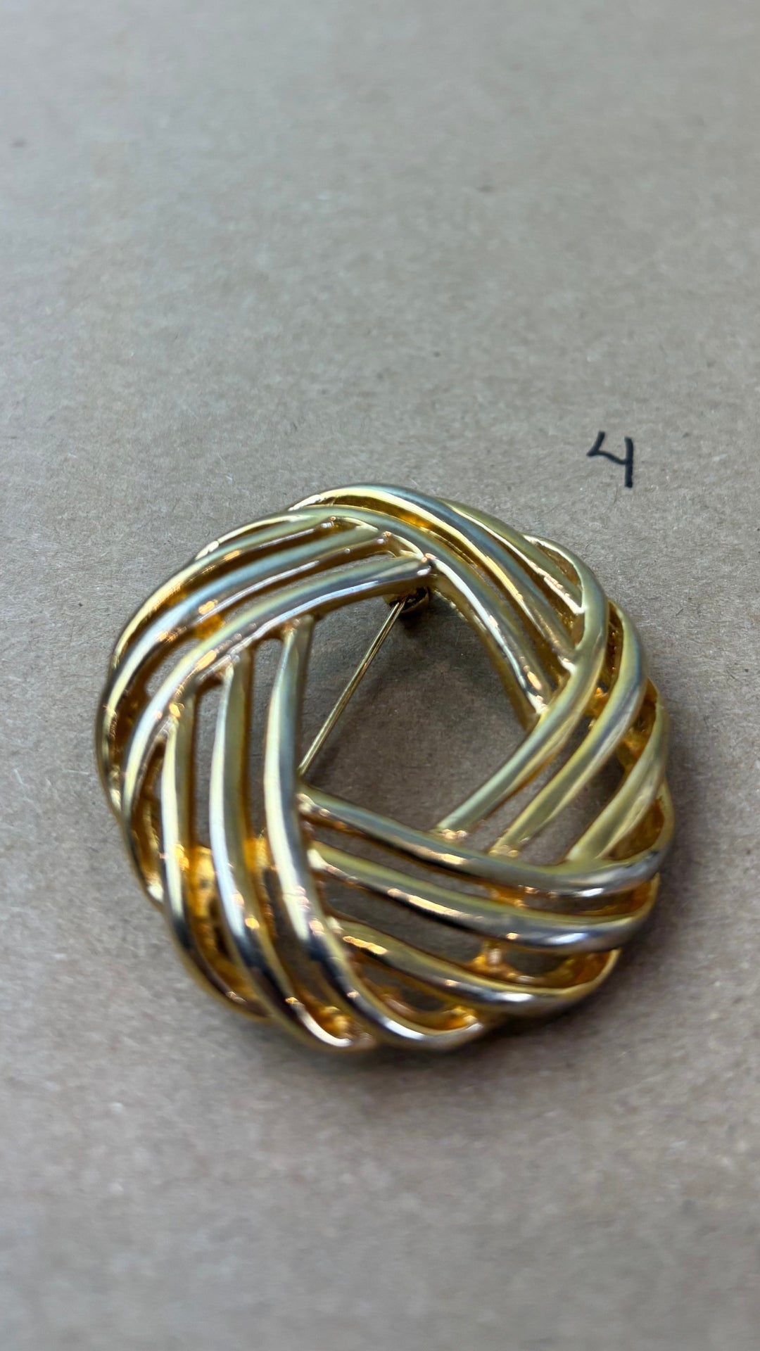 Broches vintage variées dorées - modèle #4, vue en angle.