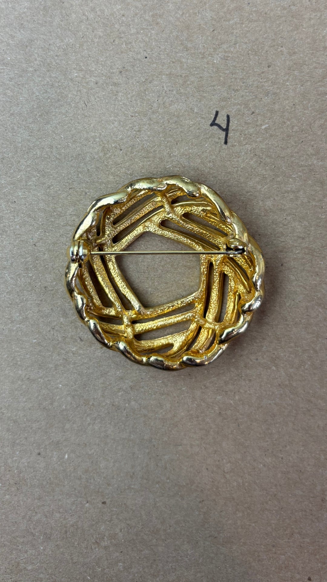 Broches vintage variées dorées - modèle #4, vue de dessous.