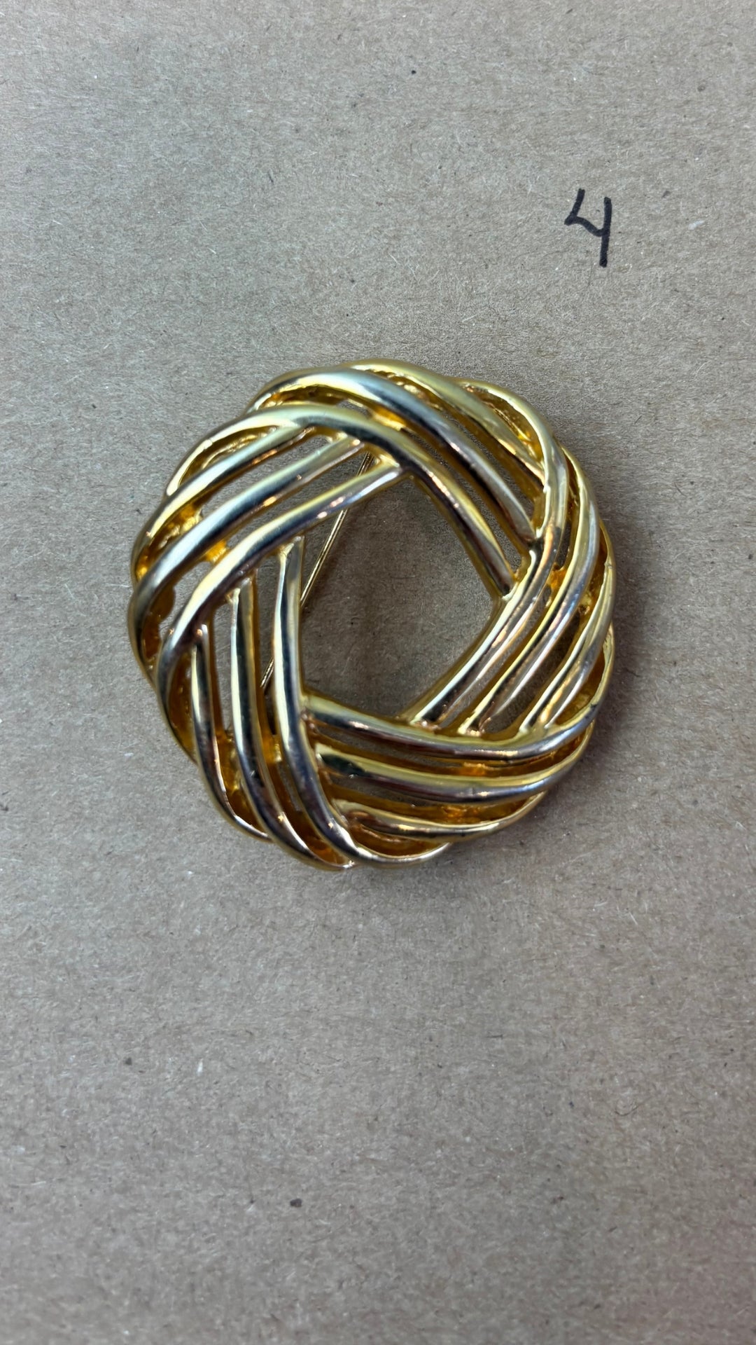 Broches vintage variées dorées - modèle #4, vue de dessus.