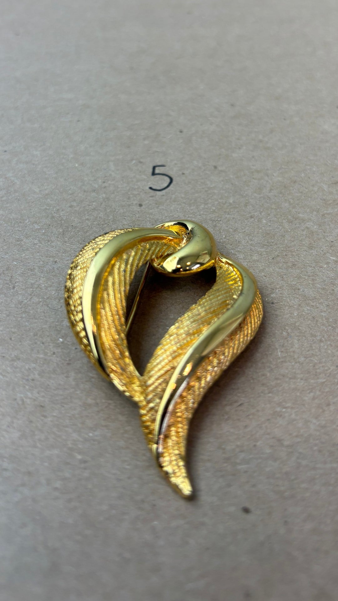 Broches vintage variées dorées - modèle #5, vue en angle.