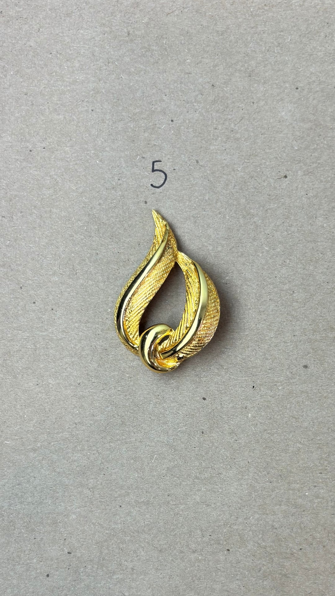 Broches vintage variées dorées - modèle #5, vue de dessus.