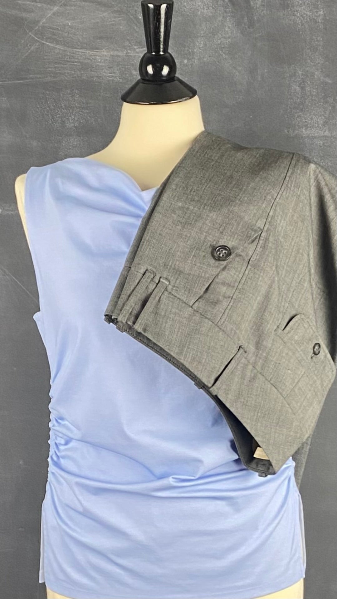 Camisole bleu doux plissée Cos, taille medium. Vue de l'agencement avec le pantalon Gardeur.