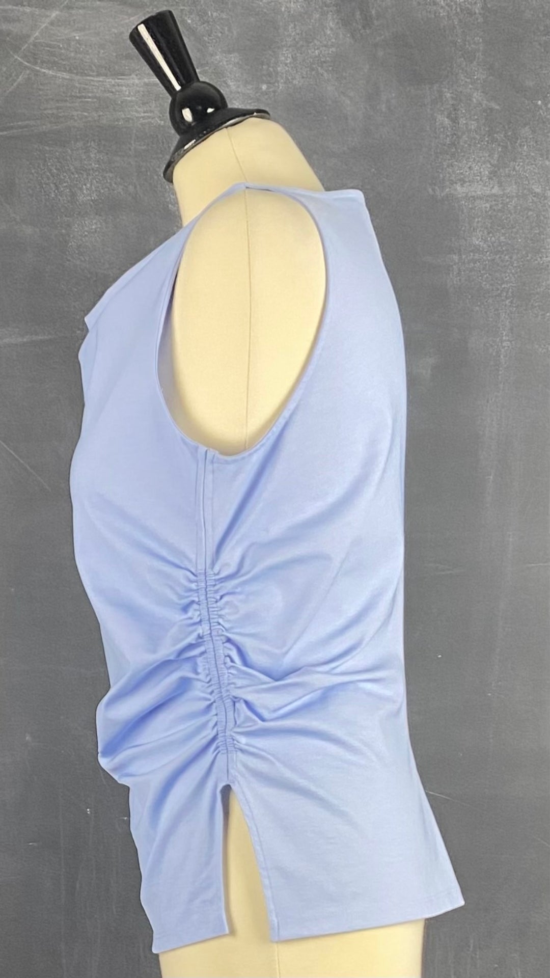 Camisole bleu doux plissée Cos, taille medium. Vue de côté.