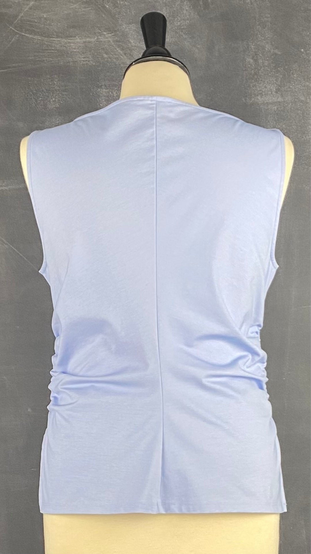 Camisole bleu doux plissée Cos, taille medium. Vue de dos.
