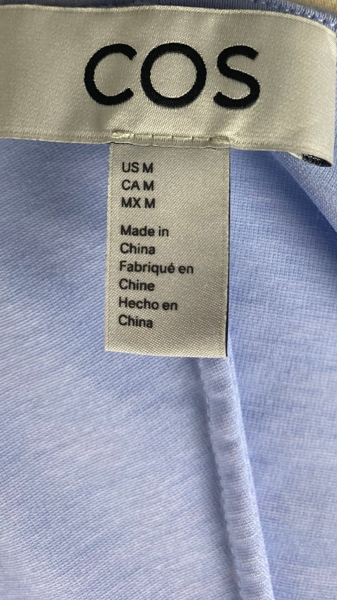 Camisole bleu doux plissée Cos, taille medium. Vue de l'étiquette de marque et taille.