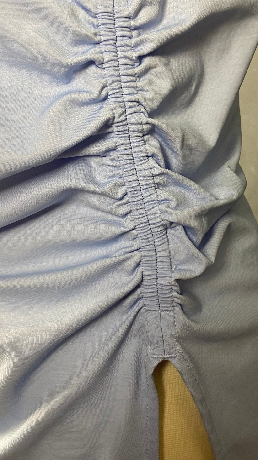 Camisole bleu doux plissée Cos, taille medium. Vue de près du plissé.