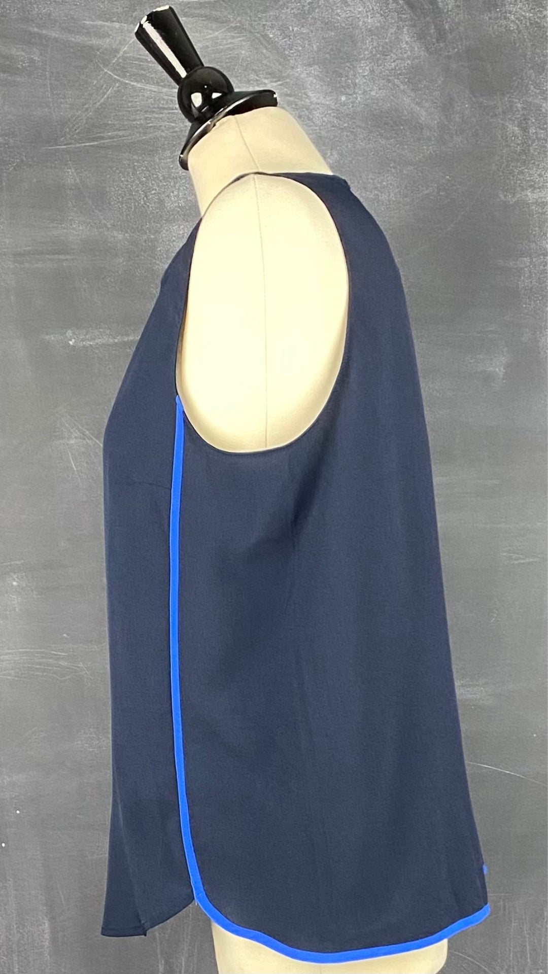 Camisole chic marine avec liséré de bleu azur, Banana Republic, taille medium. Vue de côté.
