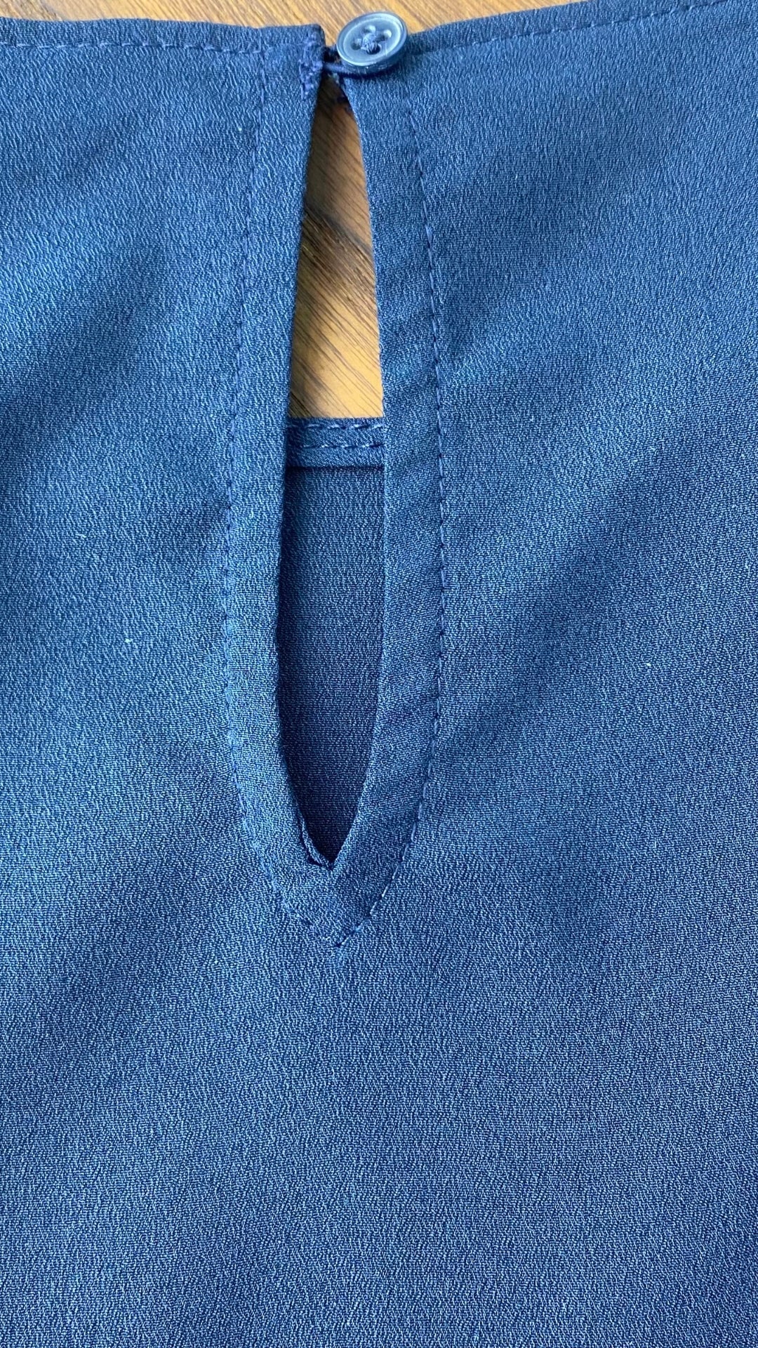 Camisole chic marine avec liséré de bleu azur, Banana Republic, taille medium. Vue du bouton au haut du dos.