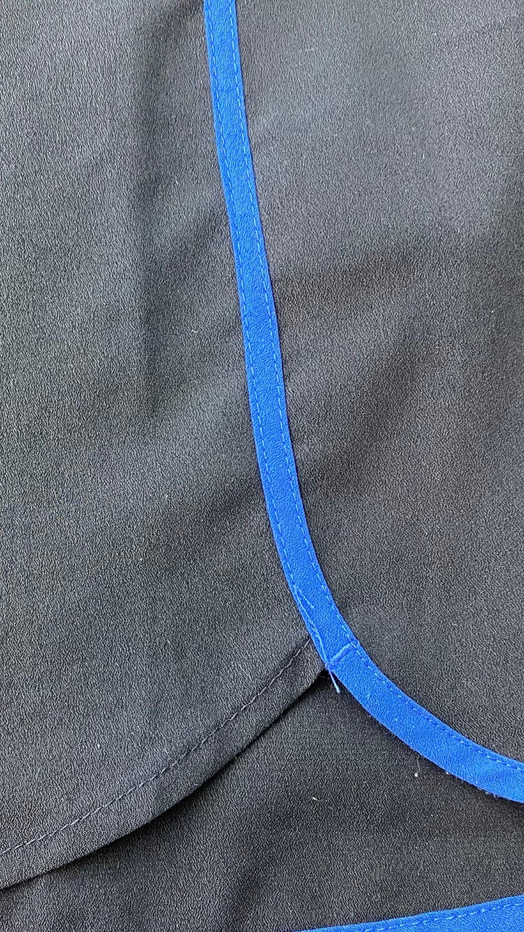 Camisole chic marine avec liséré de bleu azur, Banana Republic, taille medium. Vue du liséré bleu azur de près.
