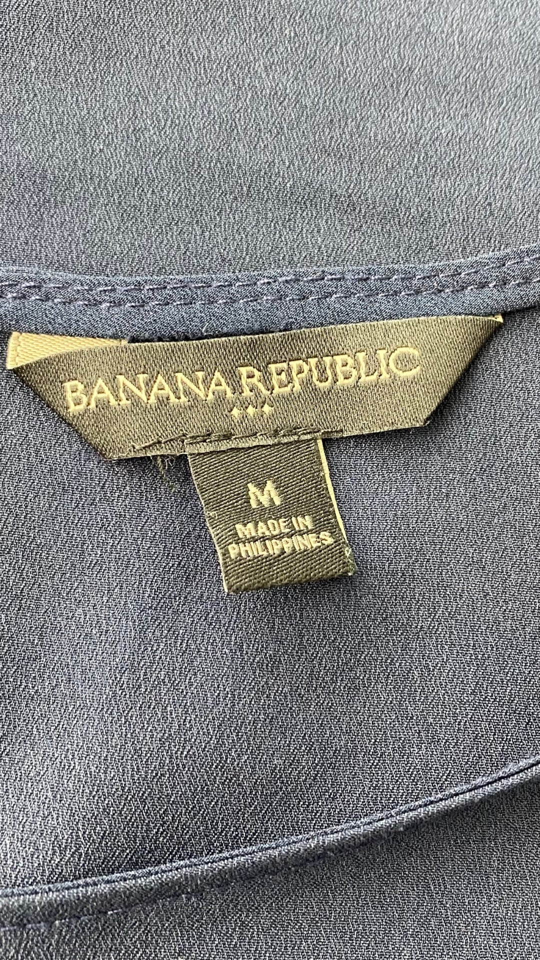 Camisole chic marine avec liséré de bleu azur, Banana Republic, taille medium. Vue de l'étiquette de marque, taille.