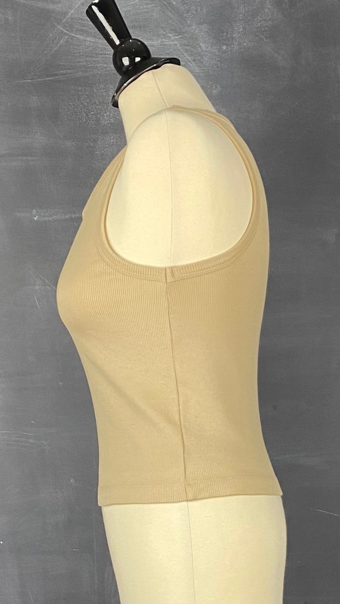 Camisole côtelée de base beige, Seve&Co, neuve. Vue de côté.